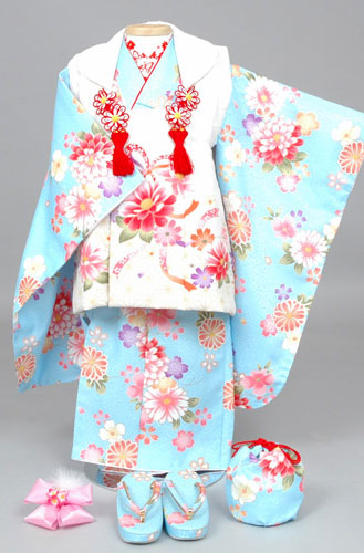 三歳被布セット(水色の着物、白い被布・鮮やかな花)