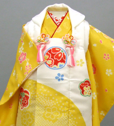 三歳被布セット(黄色い着物、白い被布・絞り風、 梅、まり)