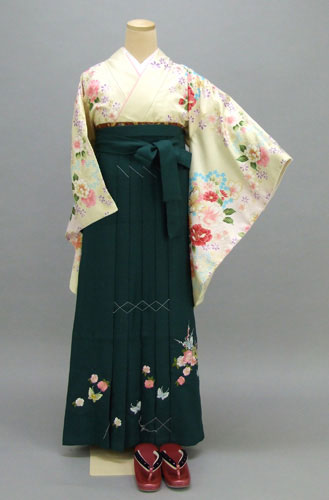 卒業袴(クリーム地・花々着物/緑地蝶々刺繍袴)