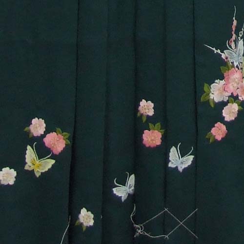 卒業袴(クリーム地・花々着物/緑地蝶々刺繍袴)