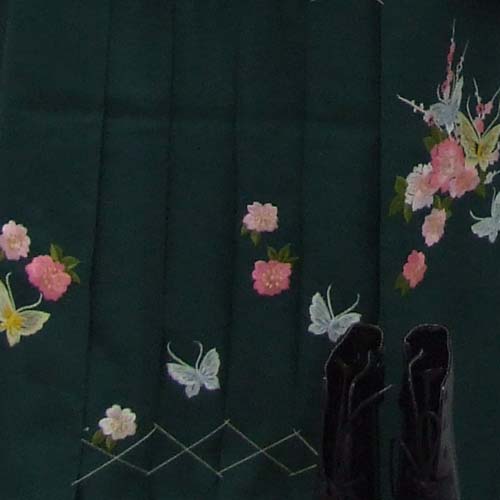 卒業袴(白地・毬、花々着物/緑地蝶々刺繍袴)