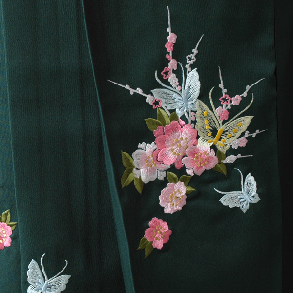 卒業袴(赤地・蝶々、花着物/緑地蝶々刺繍袴)