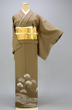 色留袖(黄土色地・松と波)