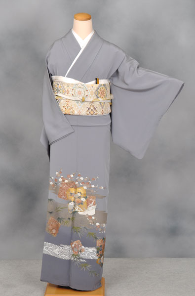 色留袖(ねずみ色の濃淡地・梅)