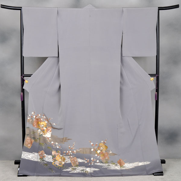 色留袖(ねずみ色の濃淡地・梅)