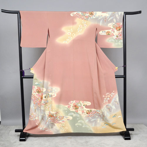 ひとえ_訪問着(珊瑚色地・クリーム色の工霞の中に草花)