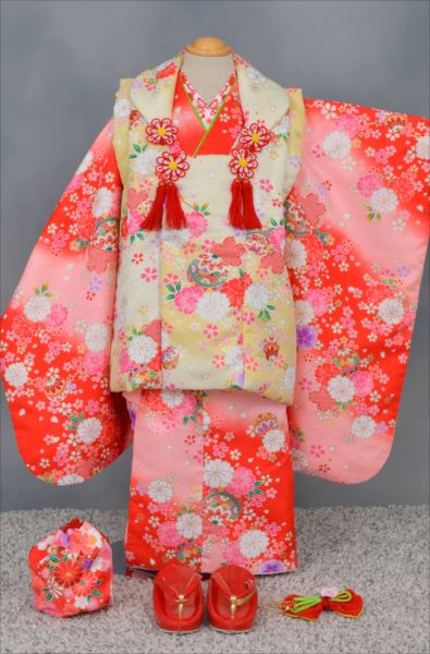 三歳祝着【赤地に花々・毬】