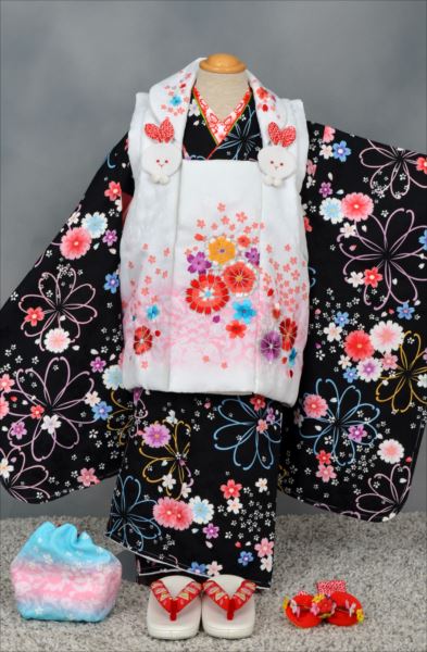 三歳祝着【黒地に花々】