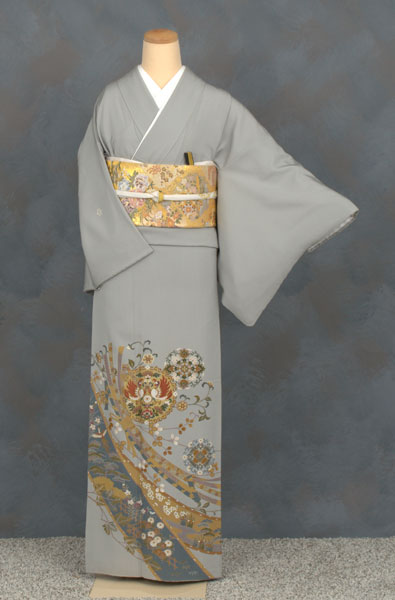色留袖〔熨斗と唐花模様〕