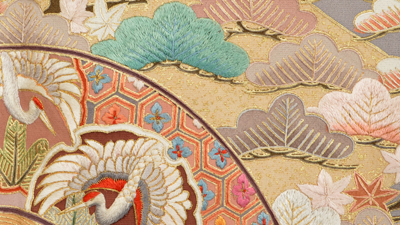 色留袖〔銀鼠地に刺繍〕