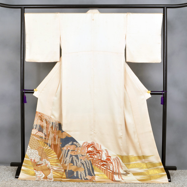 色留袖〔ベージュ色地に吉祥文様〕