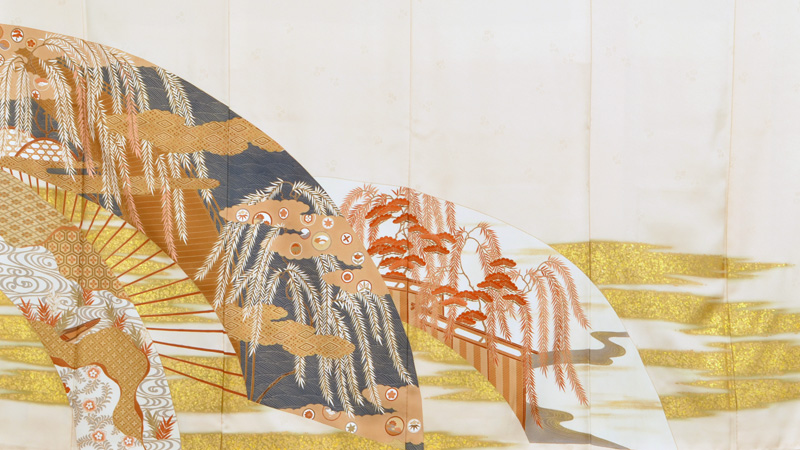 色留袖〔ベージュ色地に吉祥文様〕