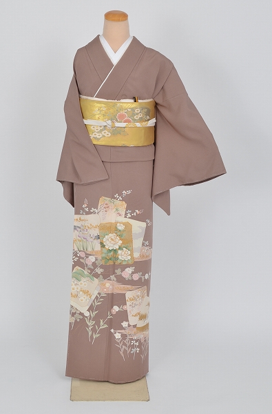 色留袖（梅鼠色地に吉祥文様）