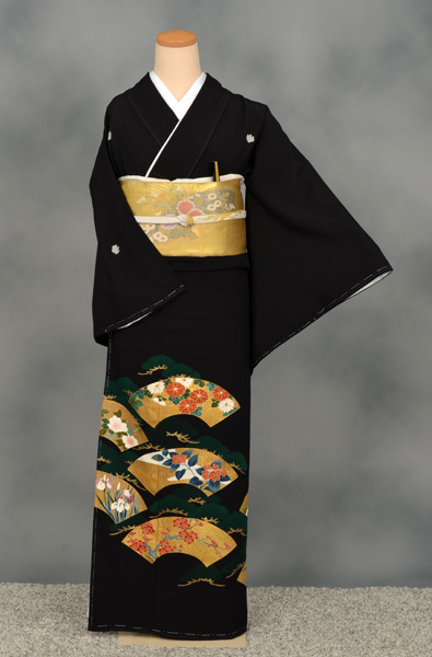 黒留袖〔地紙扇面に四季草花〕